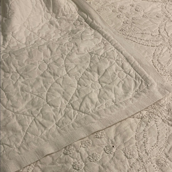 Pottery Barn White Candlewick  Quilted Cotton Queen Comforter with one King Sham - Picture 5 of 9